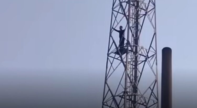 Pria di Tangsel Panjat Tower 30 Meter, Turun Setelah Dibujuk Anak Balitanya