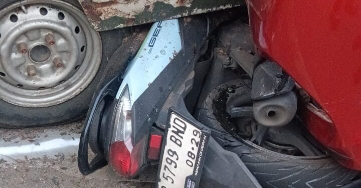 Mobil Honda Jazz Hilang Kendali di Ciputat, Tabrak 3 Kendaraan