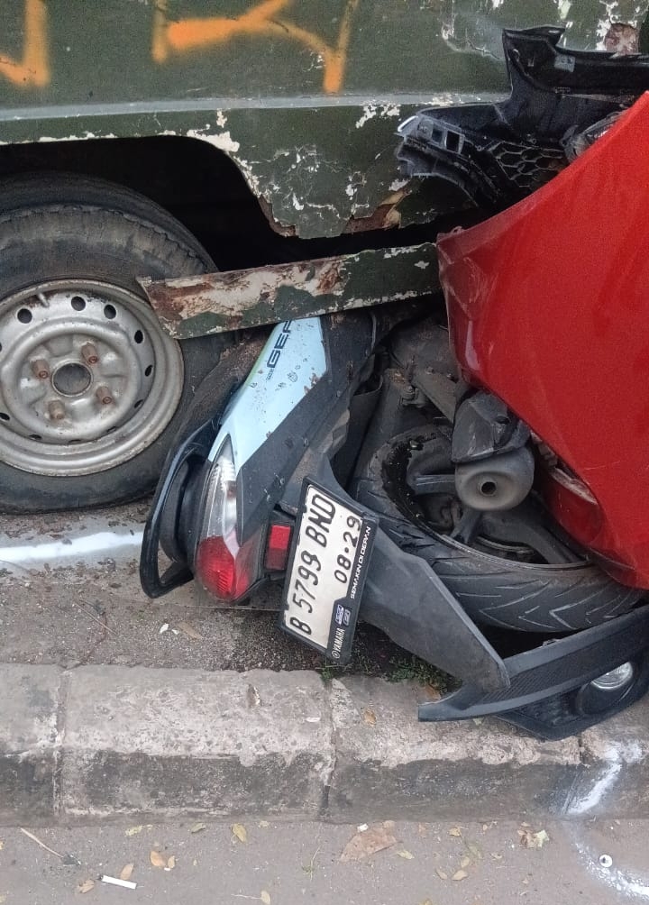 Mobil Honda Jazz Hilang Kendali di Ciputat, Tabrak 3 Kendaraan