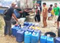 AIR BERSIH : Sejumlah warga Desa Sukasenang, Kecamatan Cikusik mendapatkan pasokan air bersih pada musim kemarau lalu. Ditahun ini, daerah tersebut menjadi salah satu daerah rawan kekeringan akibat musim kemarau.(DOKUMEN/SATELITNEWS.COM)
