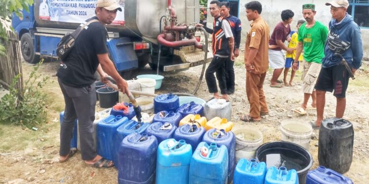 AIR BERSIH : Sejumlah warga Desa Sukasenang, Kecamatan Cikusik mendapatkan pasokan air bersih pada musim kemarau lalu. Ditahun ini, daerah tersebut menjadi salah satu daerah rawan kekeringan akibat musim kemarau.(DOKUMEN/SATELITNEWS.COM)