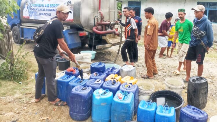 AIR BERSIH : Sejumlah warga Desa Sukasenang, Kecamatan Cikusik mendapatkan pasokan air bersih pada musim kemarau lalu. Ditahun ini, daerah tersebut menjadi salah satu daerah rawan kekeringan akibat musim kemarau.(DOKUMEN/SATELITNEWS.COM)