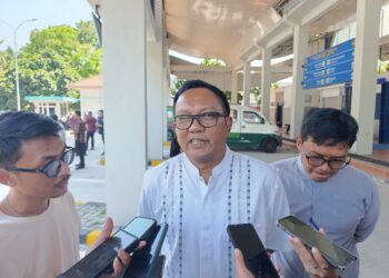 Kepala Dinas Perhubungan Kota Tangerang Selatan, Ayep Jajat Sudrajat menjelaskan tentang bus sekolah gratis. (EKO SETIAWAN/SATELIT NEWS)