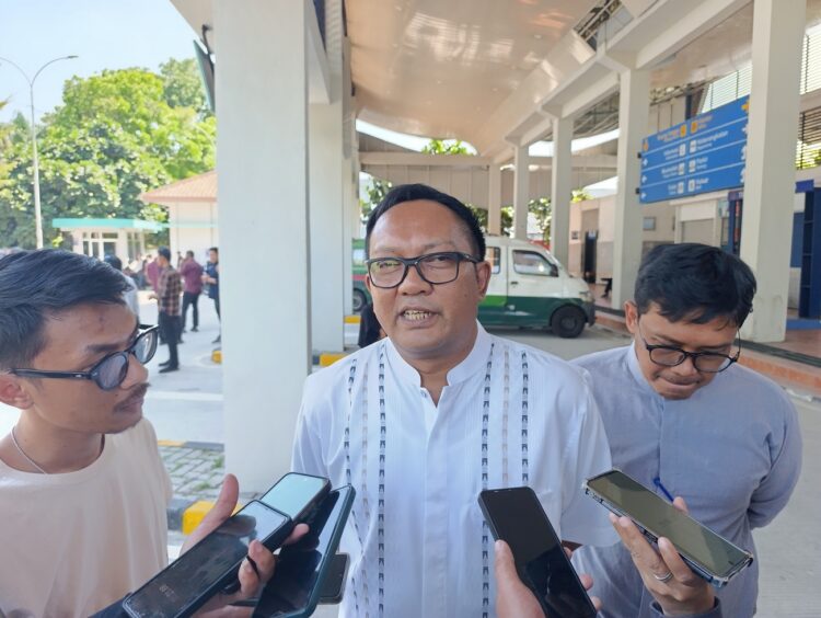 Kepala Dinas Perhubungan Kota Tangerang Selatan, Ayep Jajat Sudrajat menjelaskan tentang bus sekolah gratis. (EKO SETIAWAN/SATELIT NEWS)