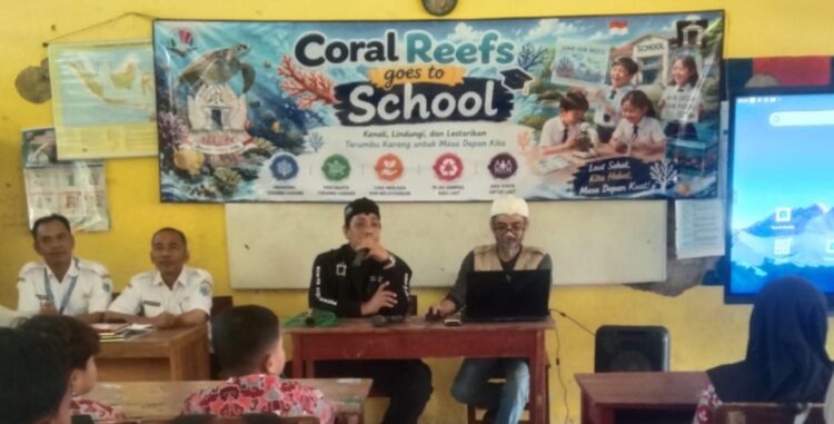 EDUKASI -:FPTK Banten dan Perkumpulan Boedak Saung, menyampaikan edukasi terumbu karang di SDN Banyuasih 1 Kecamatan Cigeulis, Kabupaten Pandeglang, Rabu (15/7/2026). (ISTIMEWA)