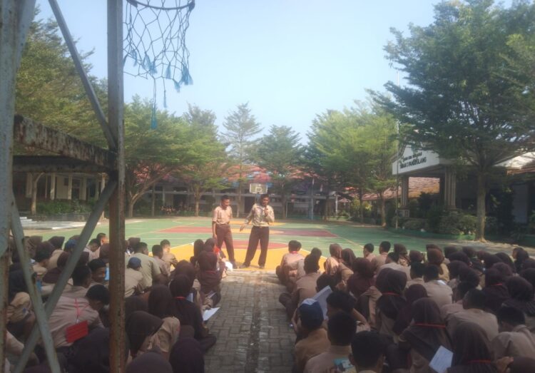 SOSIALISASI - Tagana Kabupaten Pandeglang bersama Perkumpulan Boedak Saung, kembali melakukan sosialisasi mitigasi kebencanaan kepada para pelajar tingkat SMA. (ISTIMEWA)