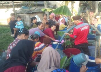 BANTUAN - Tim Tagana, BSR dan Yayasan Mengetuk Pintu Langit, salurkan bantuan air bersih ke sejumlah titik, Selasa (21/7/2026). (ISTIMEWA)