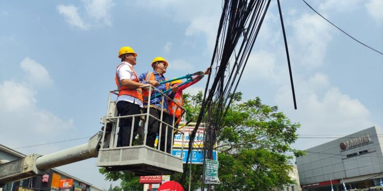 Kabel Semrawut di Jalan Raden Fatah Kota Tangerang Mulai Diputus