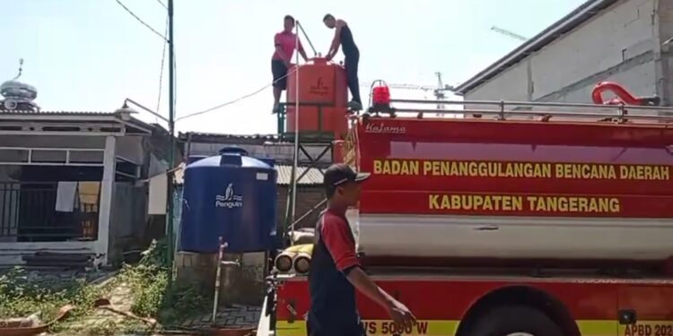85 KK Warga Cirarab Alami Krisis Air Bersih, BPBD Kabupaten Tangerang Salurkan Bantuan