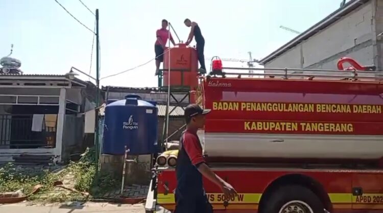 85 KK Warga Cirarab Alami Krisis Air Bersih, BPBD Kabupaten Tangerang Salurkan Bantuan