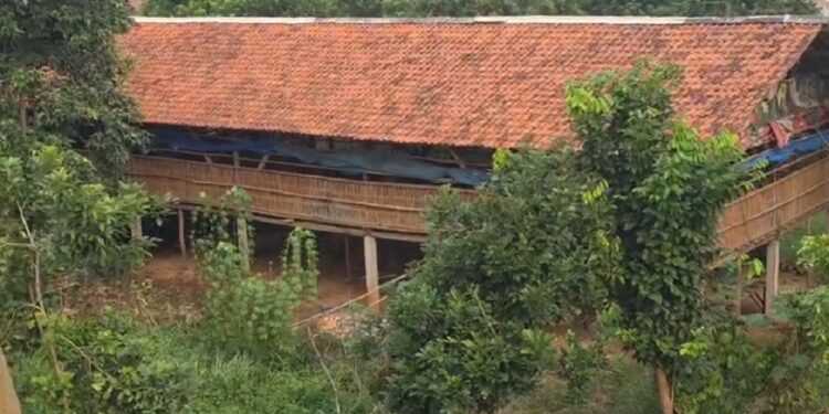 Kandang Ayam Dekat Permukiman, Warga Perumahan Alam Serua 2 Protes